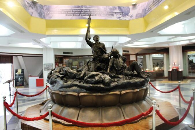 Surabaya heroes monument tour indonesia highlights pahlawan tugu traveloka shore excursions asia