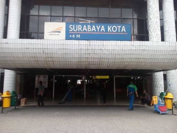 Stasiun surabaya wisata dekat carles