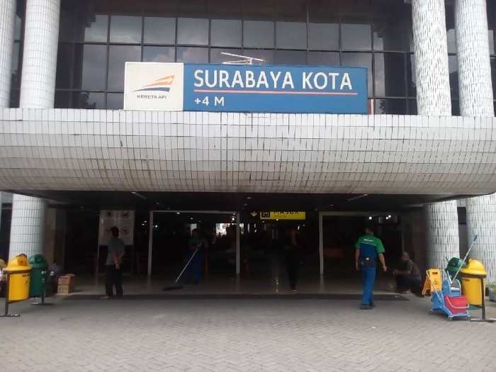 Stasiun surabaya semut soerabaia doeloe sejarah papan tertulis keterangan soerabaja diatas station 1905 sekarang