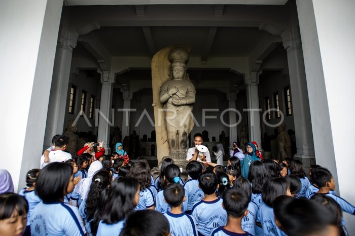 Koleksi benda bersejarah dan informasi tiket masuk Museum Nasional Indonesia