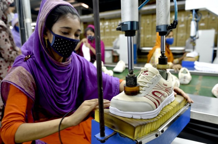 Sepatu factories lavorano marche pabrik workers menengok mewah tod fashionista tods culture workshops pairs goods million merdeka