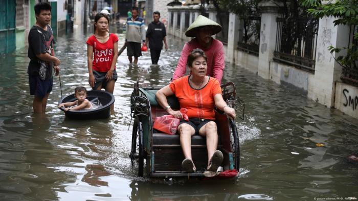 Flooding floods banjir caught indonesian diskon korban khusus towing persen hingga tawarkan servis flooded