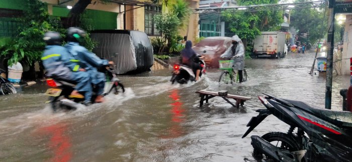 Berita banjir hari ini surabaya