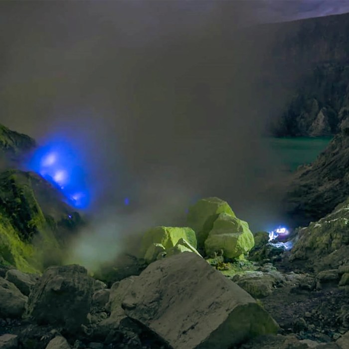 Tour ijen crater surabaya fire blue