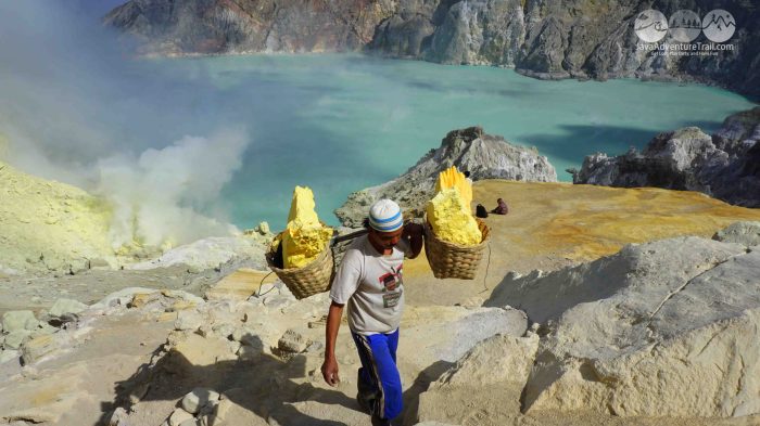 Ijen tour bali blue crater flame fire bromo